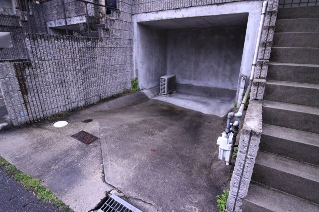 塩屋台3丁目貸家の駐車場