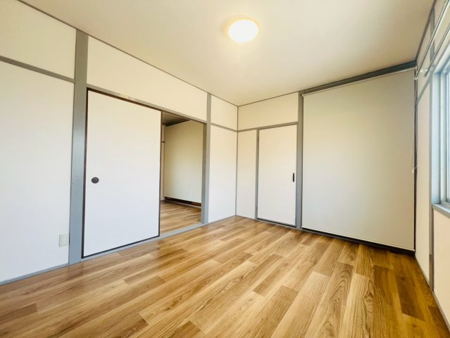 東野町貸家の寝室