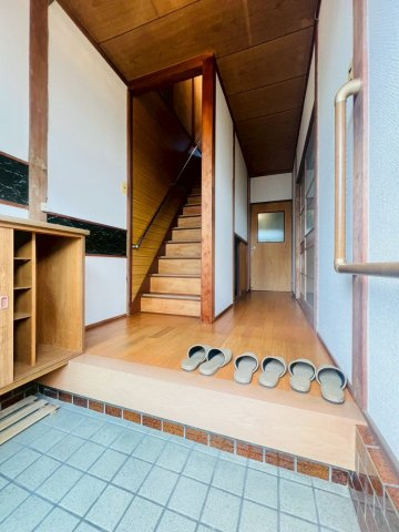 山手5丁目貸家の玄関