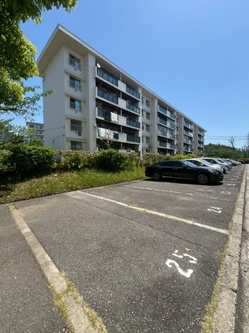 狩口台住宅22号棟の駐車場