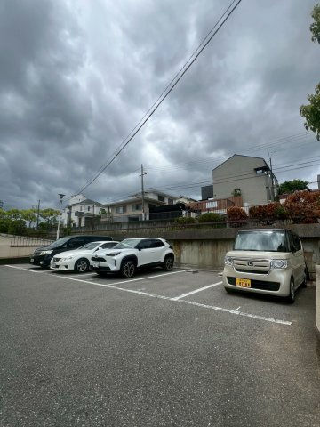 朝霧住宅の駐車場