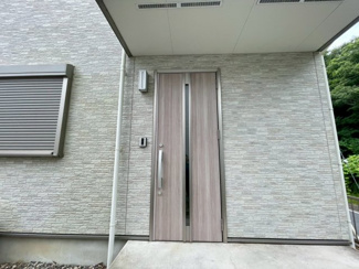 【玄関】 | 市原市ちはら台　中古戸建　京成千原線「ちはら台」駅 | おしゃれなドアが印象的な玄関ポーチです