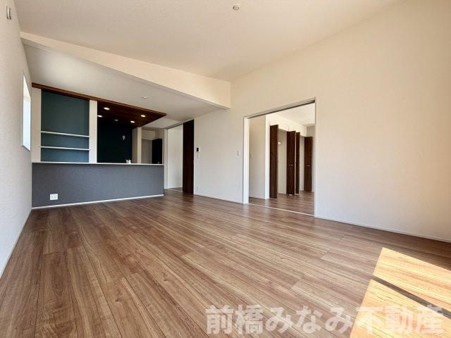 【新築平屋】前橋市総社町植野　４号棟(全４棟)　ブルーミングガーデン　新築建売分譲の居間・リビング|ゆったりとしたリビングです