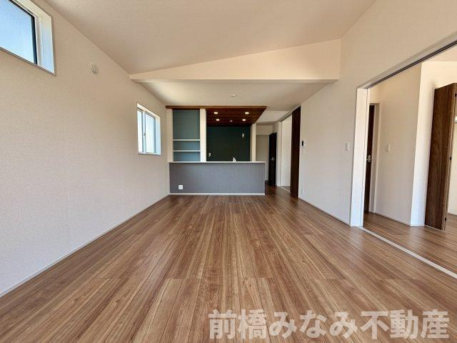 【新築平屋】前橋市総社町植野　４号棟(全４棟)　ブルーミングガーデン　新築建売分譲の居間・リビング|おしゃれなリビングです