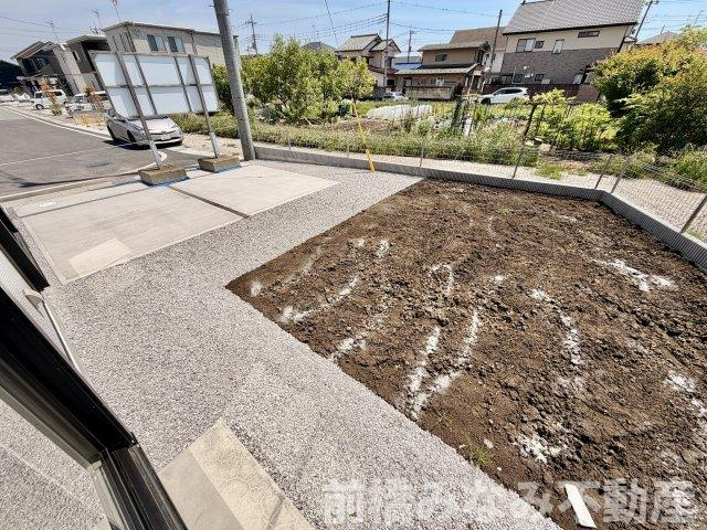 【新築平屋】前橋市総社町植野　４号棟(全４棟)　ブルーミングガーデン　新築建売分譲の駐車場|駐車場があるので、車を買う予定の方も安心です