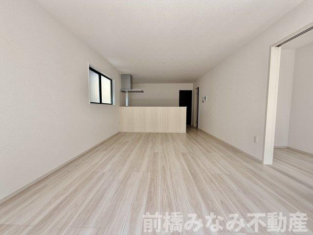 【新築】前橋市北代田町1期　２号棟(全３棟)　アーバンスタイル　新築建売分譲の居間・リビング|こちらの居間で趣味の時間をお楽しみください