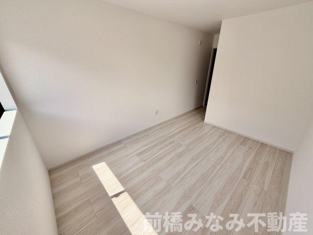 【新築】前橋市北代田町1期　２号棟(全３棟)　アーバンスタイル　新築建売分譲の洋室|明るい洋室です