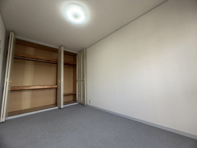 研究学園（5）団地526号棟の洋室