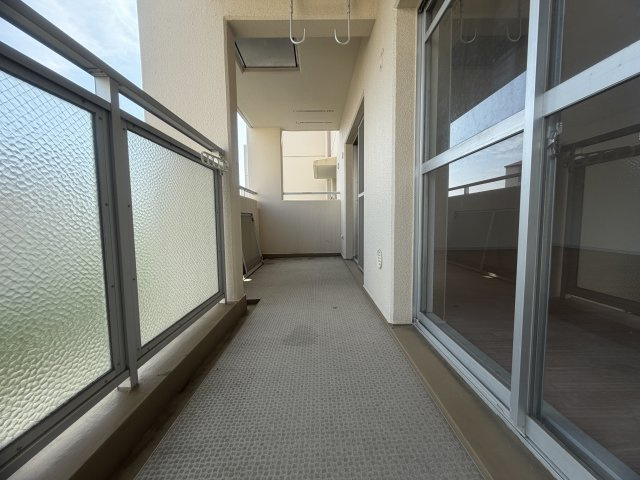 研究学園（5）団地526号棟のバルコニー