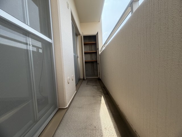 研究学園（5）団地526号棟のバルコニー