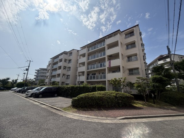 研究学園（5）団地526号棟の外観