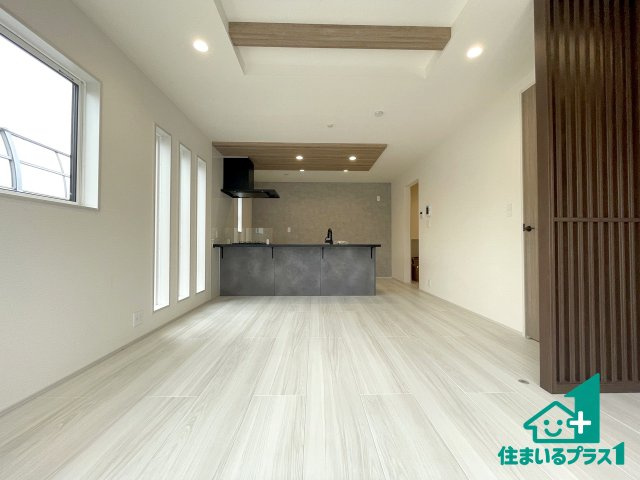 ★24(土)25(日)現地見学可能！★大津市秋葉台　限定1邸の居間・リビング|日当たり良好の明るいリビングで朝の目覚めもスッキリできそう！対面キッチンでご家族のコミュニケーションも自然と増える設計！小さなお子様が遊ぶスペースを作っても広々とくつろげるLDK！