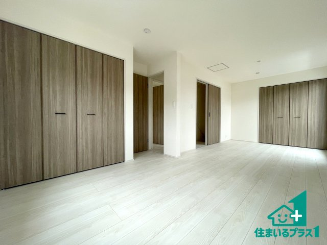 ★24(土)25(日)現地見学可能！★大津市秋葉台　限定1邸の洋室|シンプルな洋室は、自分好みのインテリアが楽しめます♪ご家族とインテリアや家具を選びに行くのは入居時の醍醐味の一つです。ぜひお楽しみください♪