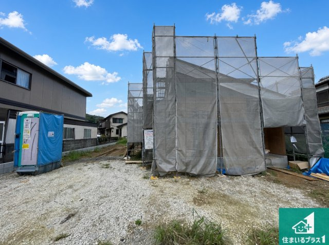 南丹市園部町小山西町一本木　新築一戸建ての外観|周辺は落ち着いた街並みの住宅地！子育てがしやすい住環境です！まだ未完成ですが、現地でしかわからない事もございます。是非一度ご覧ください。