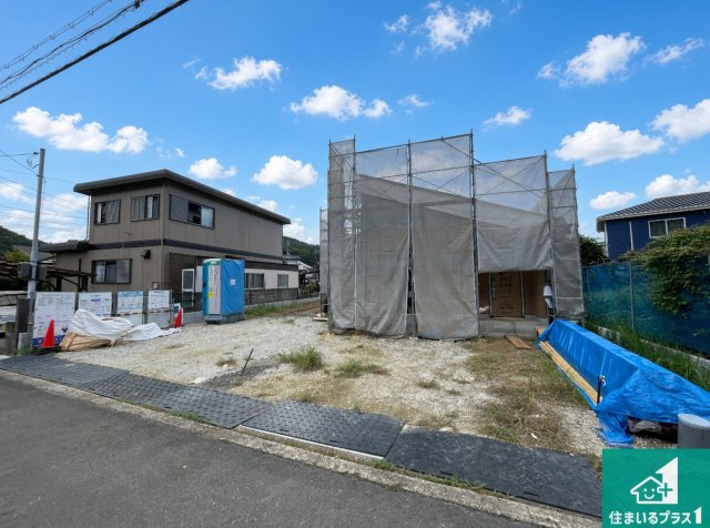 南丹市園部町小山西町一本木　新築一戸建ての外観|周辺は落ち着いた街並みの住宅地！子育てがしやすい住環境です！まだ未完成ですが、現地でしかわからない事もございます。是非一度ご覧ください。