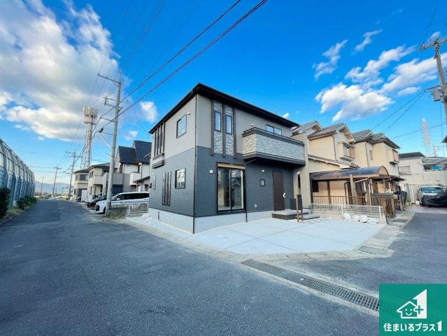 大津市秋葉台　新築一戸建ての前面道路含む現地写真|周辺は閑静な住宅街！前面道路広々で車の出し入れも便利です。駐車が苦手な方でも安心して車庫入れできます！