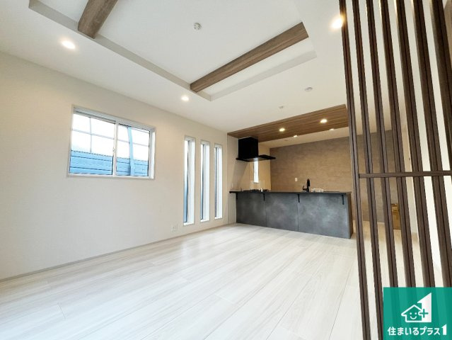 大津市秋葉台　新築一戸建ての居間・リビング|シンプルなリビングは家具次第で雰囲気を変えることができます！