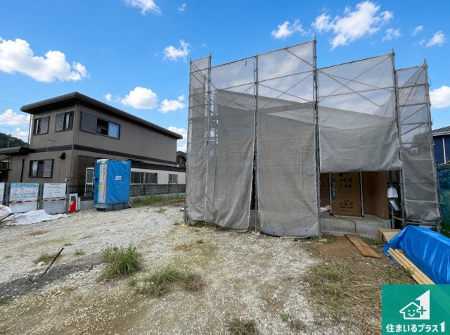 南丹市園部町小山西町一本木　新築一戸建ての外観|周辺は落ち着いた街並みの住宅地！子育てがしやすい住環境です！まだ未完成ですが、現地でしかわからない事もございます。是非一度ご覧ください。