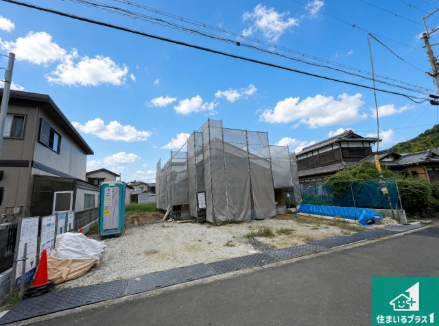 南丹市園部町小山西町一本木　新築一戸建ての外観|周辺は落ち着いた街並みの住宅地！子育てがしやすい住環境です！まだ未完成ですが、現地でしかわからない事もございます。是非一度ご覧ください。