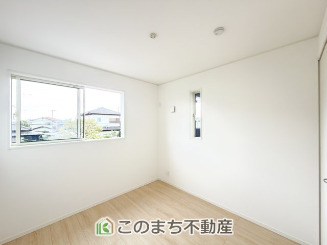 CRADLEGARDEN壬生町緑町第3の洋室|お子様のお昼寝にも便利な洋室です。大きな窓から暖かな日差しが差し込みます♪