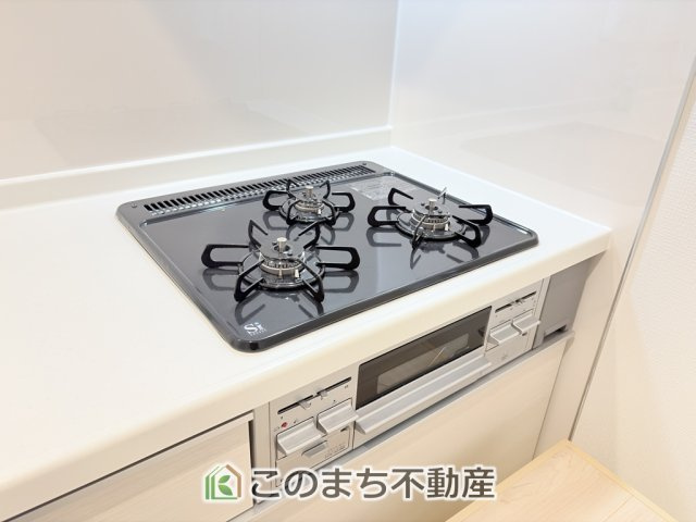 CRADLEGARDEN壬生町緑町第3のキッチン|三ツ口コンロ採用で、同時調理もスムーズ◎！お料理を並べられるカウンター付きで、配膳・片付けをサポート！リビングで過ごすご家族とコミュニケーションを楽しみながら作業可能です♪