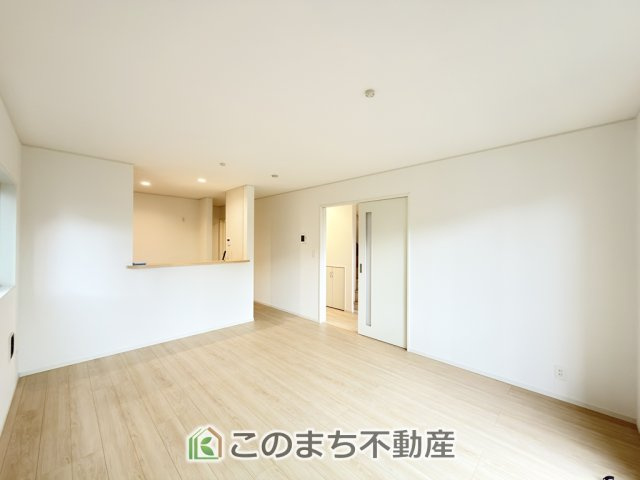 CRADLEGARDEN壬生町緑町第3の居間・リビング|開放感のある広々としたリビング☆家族みんなでゆったりくつろげます♪
南側から暖かな日差しが差し込みます♪キッチンからリビングの様子がよく見渡せます☆