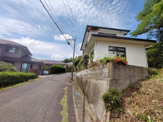 松瀬町古家付き土地の前面道路含む現地写真