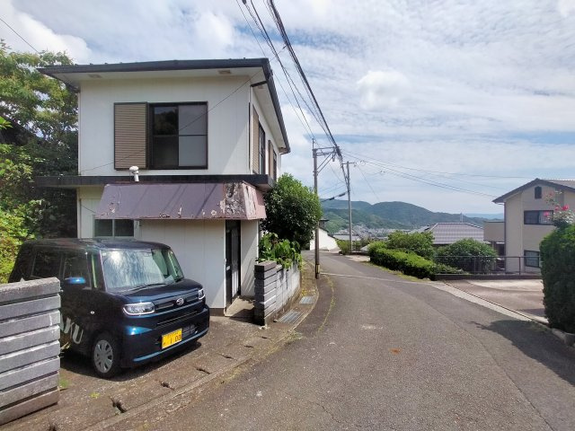 松瀬町古家付き土地の前面道路含む現地写真