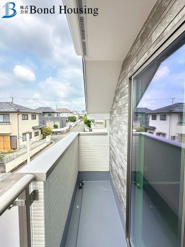 角地につき開放感あり　狩場台3期　新築2区画　2号棟の玄関