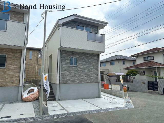 角地につき開放感あり　狩場台3期　新築2区画　2号棟の前面道路含む現地写真