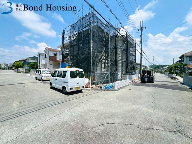 角地につき開放感あり　狩場台3期　新築2区画　2号棟の前面道路含む現地写真