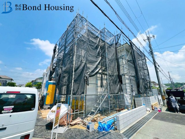 角地につき開放感あり　狩場台3期　新築2区画　2号棟の前面道路含む現地写真