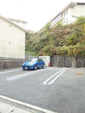 フォレスト高陽東　弐番館の駐車場|駐車場があるので、車を買う予定の方も安心です