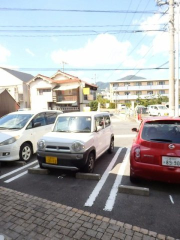 メルヒェンシュロースの駐車場|車をお持ちの方に嬉しい駐車場付きの物件です