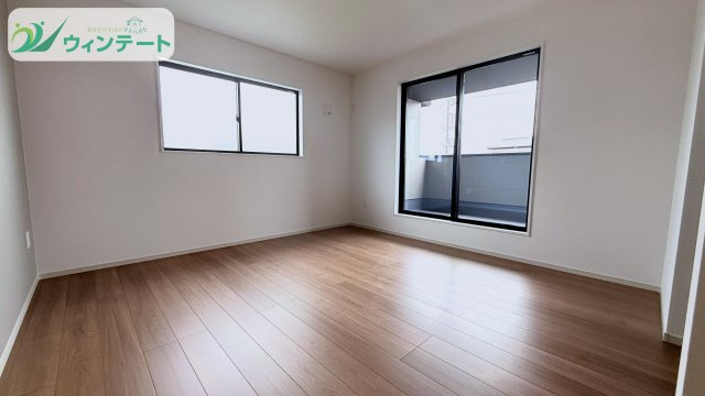 下妻市長塚5期　新築戸建　1号棟の洋室|バルコニーに面した洋室は、開放感と明るさが魅力。読書やリモートワークにもぴったりの心地よい空間です。