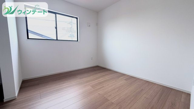 下妻市長塚5期　新築戸建　1号棟の洋室|洋室は窓があり、明るく開放的な印象。収納も備えた便利な空間で、使い勝手の良い設計です。