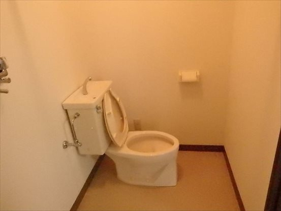 落ち着いた色調のトイレです