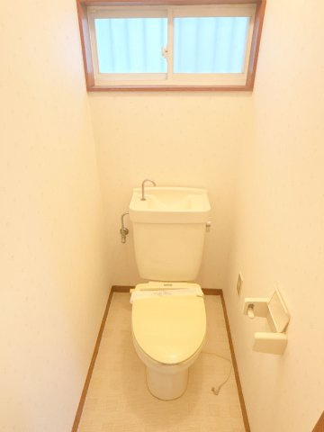 【トイレ】 | ふじみ野市福岡武蔵野1丁目　中古一戸建住宅　(ふじみ野店) | 白でまとめた清潔感のあるトイレ