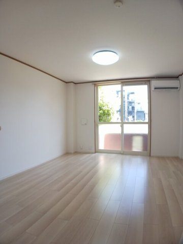 ピュアティ弐番館の居間・リビング|こちらのリビングで趣味の時間をお楽しみください
