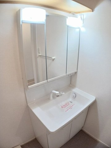 ピュアティ弐番館の洗面所|明るい洗面所です