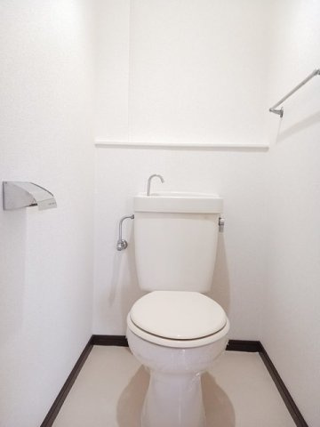 リバーサイドハイツのトイレ|落ち着いた色調のトイレです