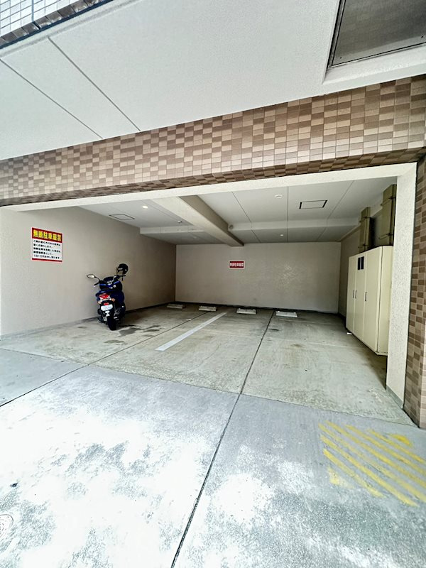 REGALO　PLUSの駐車場