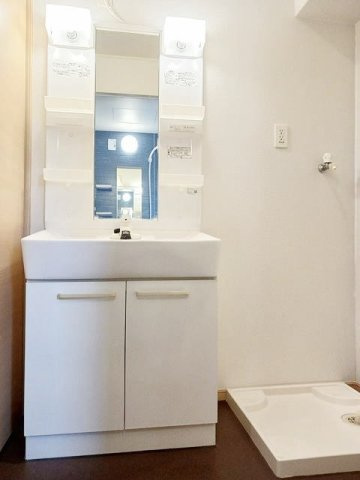 アングレカム　Ｄの洗面所|明るい洗面所です