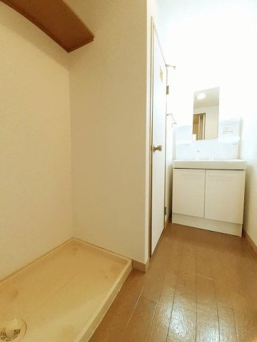 リバーサイドＫの洗面所|スペースが確保できる洗面所です