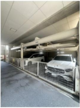 ローレルコート西本町の駐車場