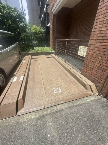ローレルコート西本町の駐車場
