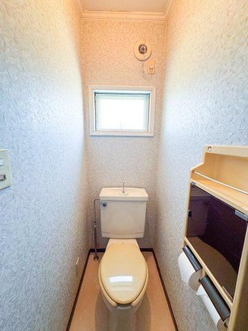 所沢市下富中古戸建のトイレ|清潔感にあふれた使い勝手の良いトイレ空間です。ペーパーホルダーやタオル掛けなどの配置も使いやすく考慮されており、毎日使う場所だからこそ気持ちよく過ごせるよう配慮されています。