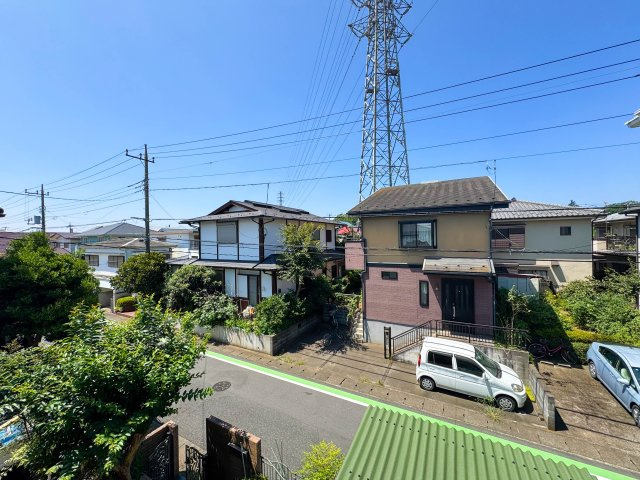 所沢市下富中古戸建の展望|周辺には遮る建物が少なく、すっきりと開けた爽やかな眺望が魅力です。心地よい青空と風を感じながら過ごすことができ、日々の暮らしに解放感と程よいゆとりをもたらしてくれる心地よいロケーションです。