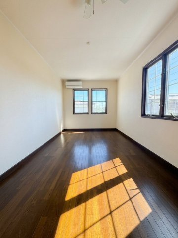 所沢市下富中古戸建の展望|周辺には遮る建物が少なく、すっきりと開けた爽やかな眺望が魅力です。心地よい青空と風を感じながら過ごすことができ、日々の暮らしに解放感と程よいゆとりをもたらしてくれる心地よいロケーションです。