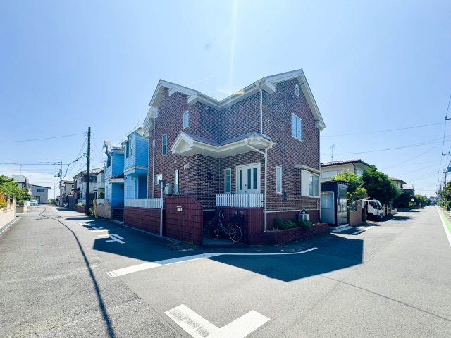 所沢市下富中古戸建の前面道路含む現地写真|見通しが良く綺麗に整えられた道路に面しています。車庫入れもしやすく、小さなお子様がいるご家庭や運転が苦手な方でもストレスなく安心して暮らせる環境が整っています。